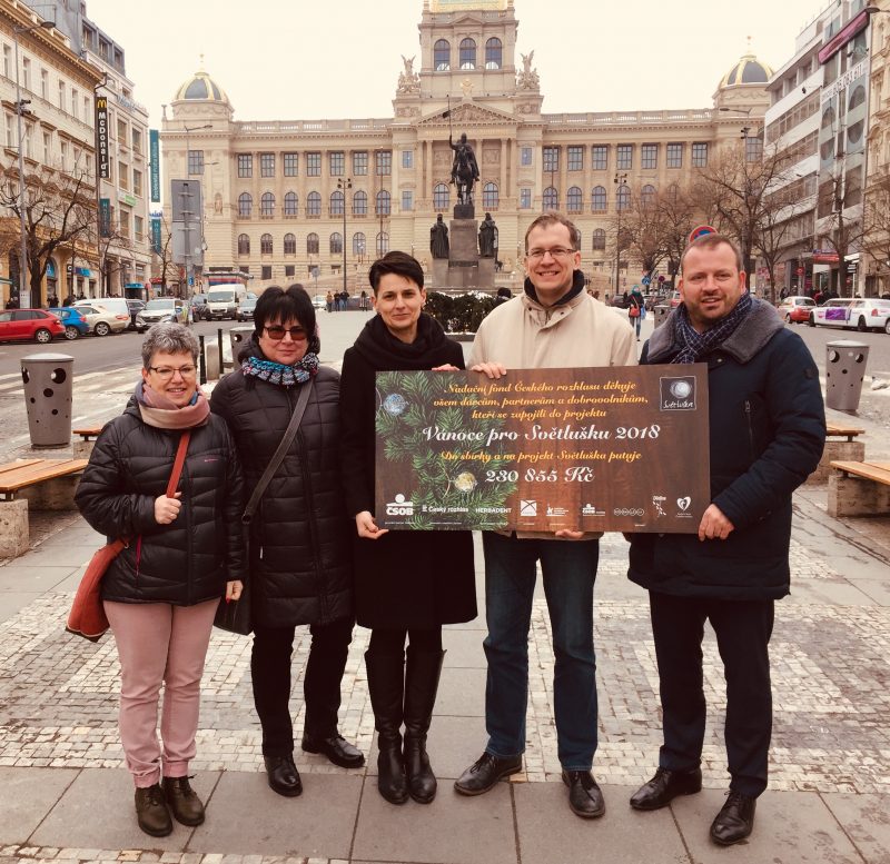 Předání šeku – projekt Vánoce pro Světlušku